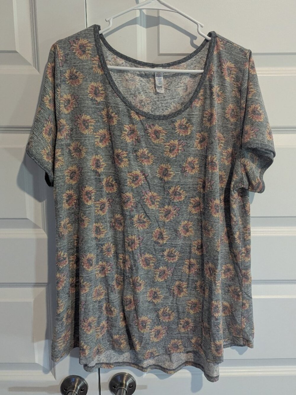 LuLaRoe - Grey Sunflower Print Short Sleeve Tee - 3X